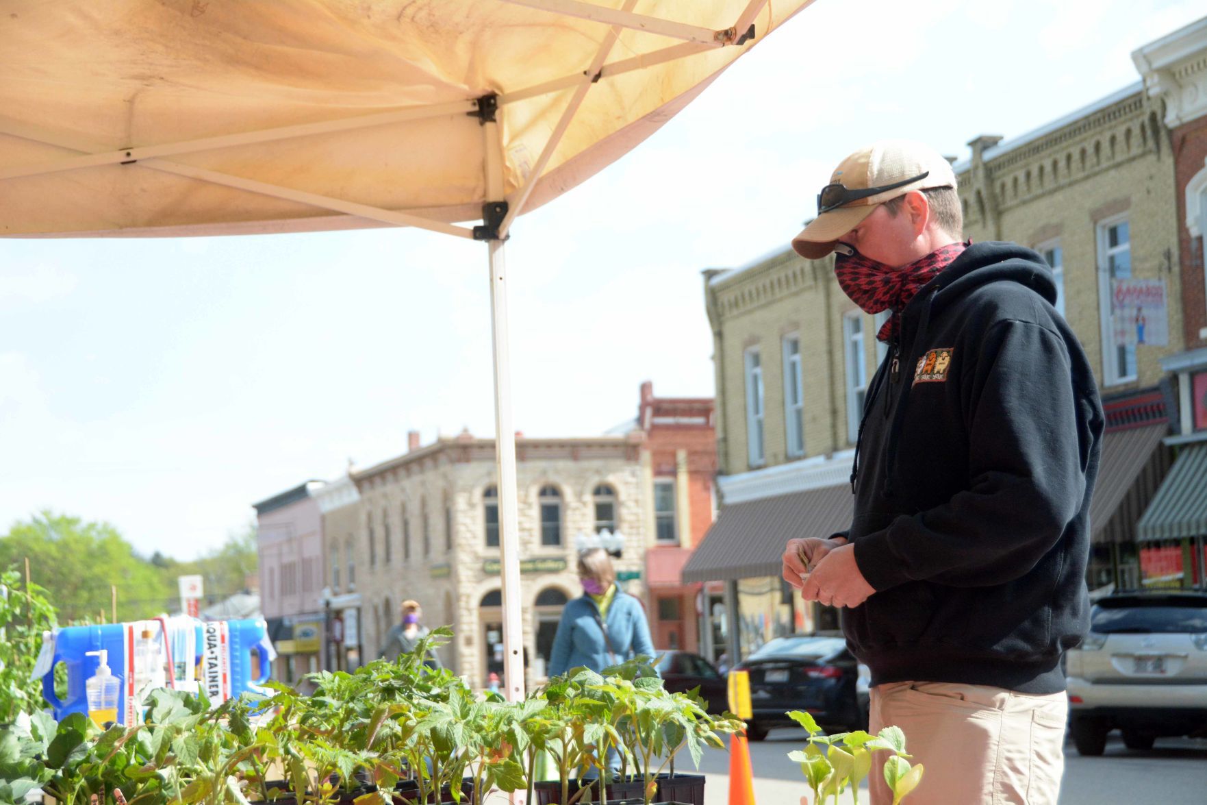 Baraboo Farmer's Market adjusts for safety during COVID-19 pandemic